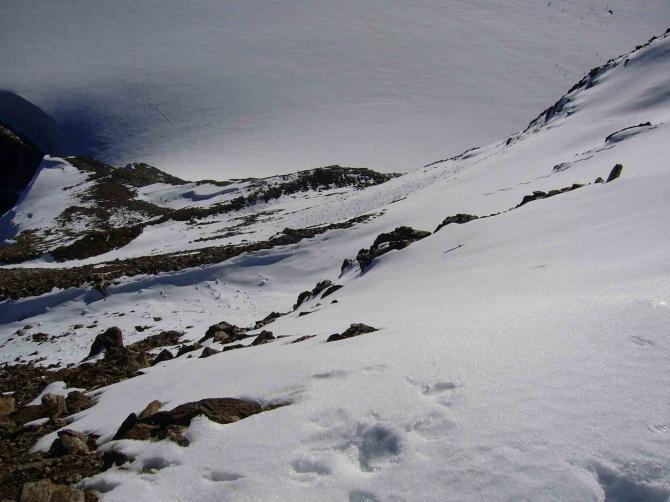 Gipfelblick auf den 20HM tiefer gelegenen Startplatz - Mischung aus Schnee, Firn und Schotter - Start war problemlos - auch Startabbruch wäre einfach möglich