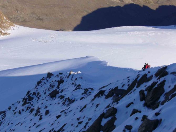 auf HM 3300 der Blick vom Gipfel auf den Startplatz mit Richtung S-W