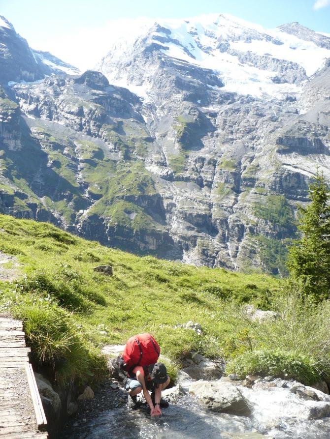 Aufstieg bei Underbärgli, im Hintergrund Fründenhornhütte