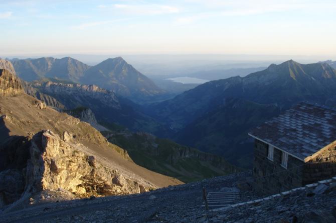 Blick Richtung NW ins Kiental. Bildmitte der Niesen und Thuner See