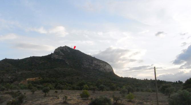 Fluggebiet vom Landeplatz aus gesehen.
Startplatz: roter Pfeil