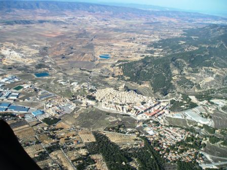 Little ridge run towars Biar, always to take a photo of the castle.  Don't let it surprise you, when thermalling the castl your are ok, when too low you get into a venturi heading south .... no good lots of cables....