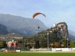 Paragliding Fluggebiet ,,Landung im Fussballstadion (Im Hintergrund die Burg von Arco)