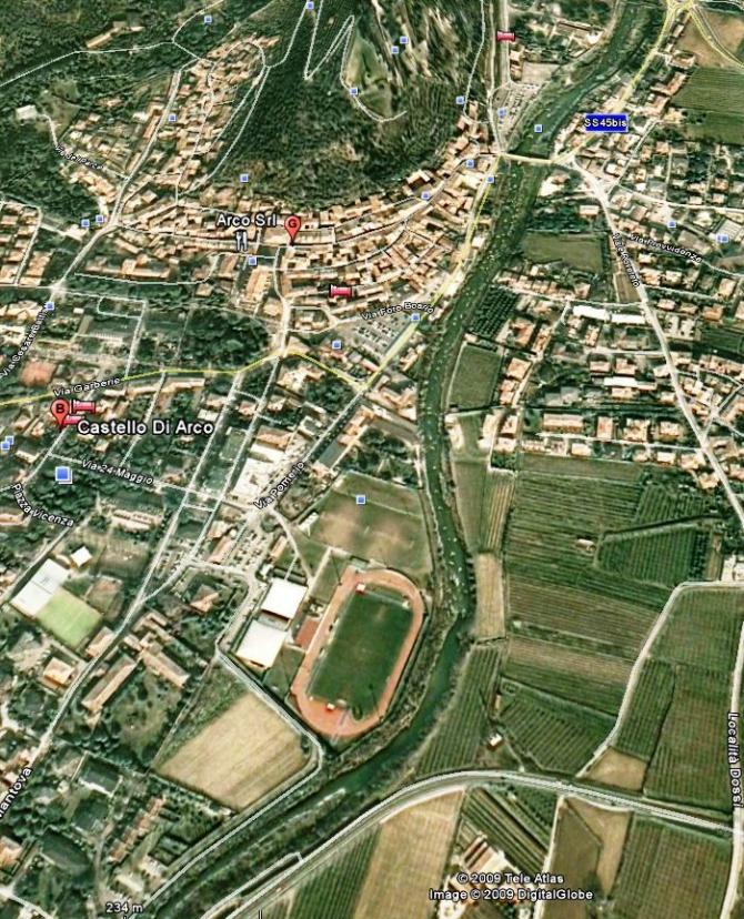 Auf dem Bild ist der Landeplatz Fussballfeld gut sichtbar. Bitte vor dem Flug abklären, ob Fussball gespielt wird.