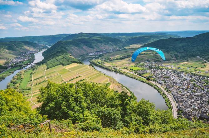 Blick vom Startplatz auf die Moselschleife.

Bild: www.openeyephoto.de