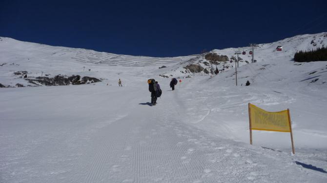 Startplatz im Winter bei der Mittelstation Steinegg. Einige Meter bergauf - am Rand der Piste Schirm auslegen.