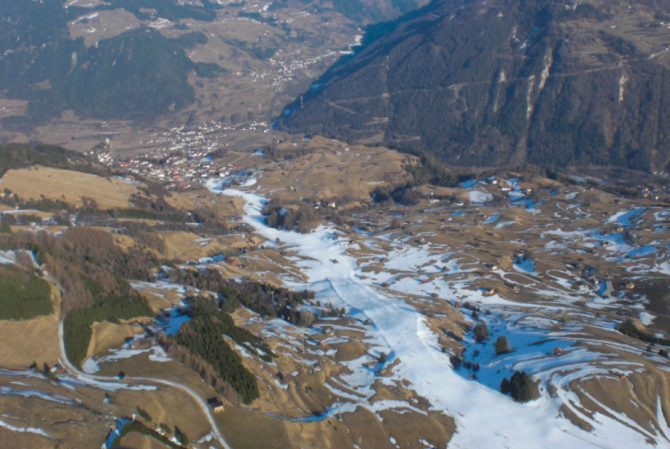Ein weisser Strich in der Landschaft.
Blickrichtung nach Ladis