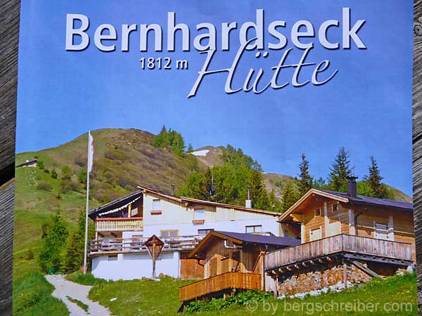 Bernhardseckhütte mit Hüttenfahne als perfekten Windanzeiger