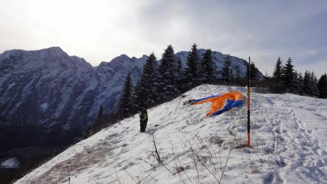 Der Ost Startplatz ist steil und etwas bewachsen.
Thermikanfang schon relativ früh (ab ca. 9:00)