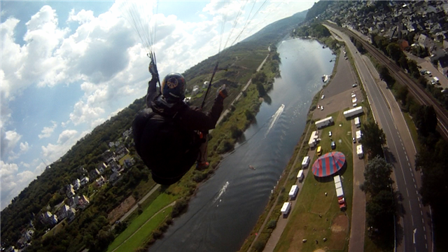 Zirkus auf dem Landeplatz....
Bild:
www.freiflieger.eu
Ralf Münch im Landeanflug
03.Sept.2011