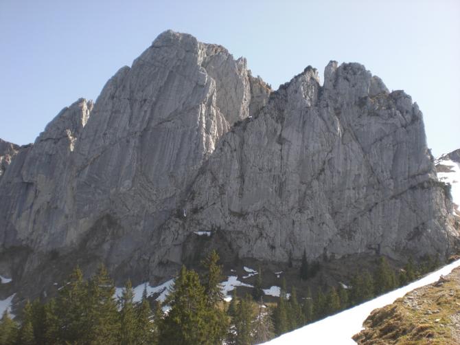 Sicht vor der Kletterhütte aus.
Ziemlich senkrecht :-)