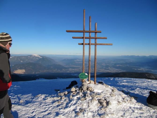 Dreifaltigkeitskreuz 2049m - im Hintergrund die Stadt Villach und die Gerlitze
