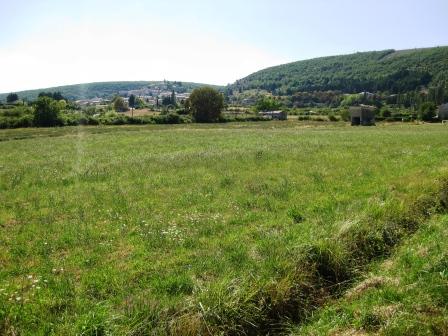 Landeplatz Banon. Blick über die Landewiese Richtung Banon (West). - Achtung: Stromleitungen an südöstlichen Rand des Landeplatzes!!! (Foto:17.08.2011)