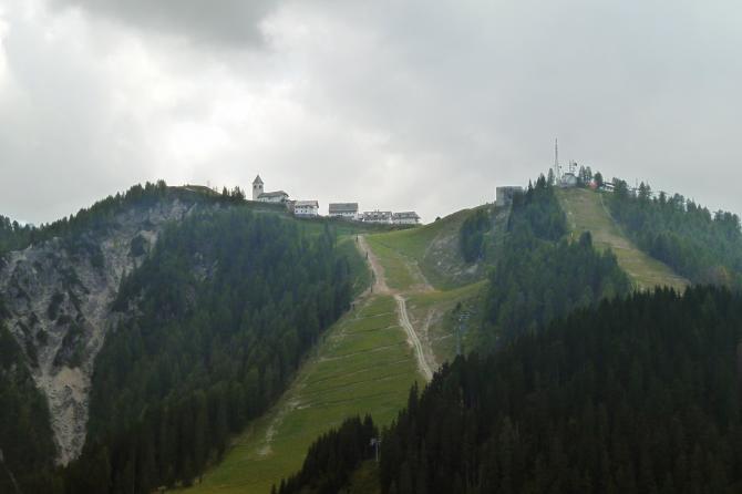 Monte Lussari mit den zwei nach Norden ausgerichteten Startplätzen