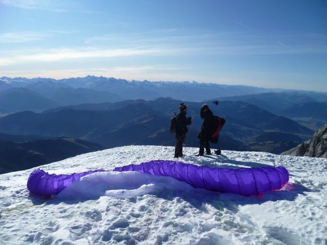 Der Startplatz. Genug Fläche zum auslegen und Starten, dann kommt die Steilwand.