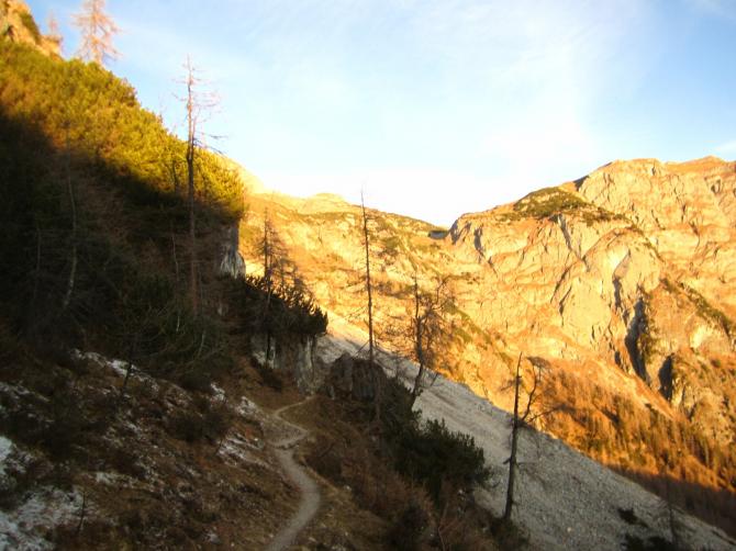 direkt nach der Mitterfeldalm. Weiter geht es über einen Steig ins untere Ochsenkar.