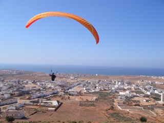 Overflying pretty Mirleft, before heading having a cup of whiskey berber at the hotel Abertih where paragliders meet.