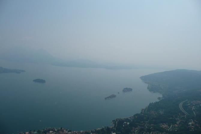Die borromäischen Inseln aus der Luft.
Im Hintergrund ist Laveno zu erkennen (mit viel gutem Willen).