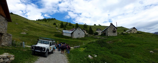 Ende der Strasse in les Marches; nur wenige P!
Wendeplatz freihalten!