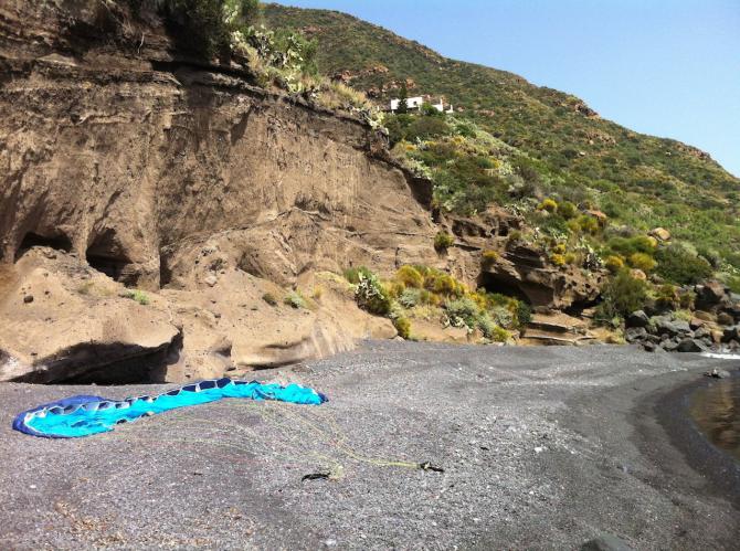 Landung am Strand von Rinella - kann, je nach Windverhältnissen, anspruchsvoll sein!
Der Strand wurde vergrössert. Statt Sand ist es nun Kies.