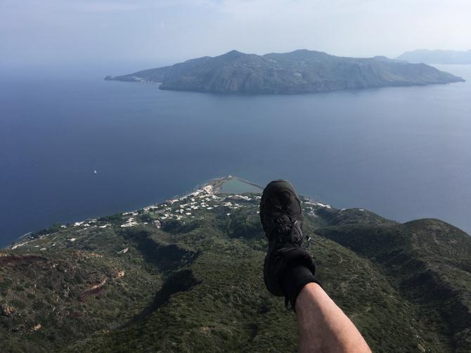 Flug vom Monte Fossa nach Lingua, im Hintergrund die Insel Lipari.
