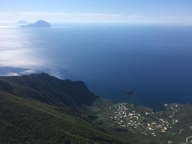 Pollara, im Hintergrund die Inseln Filicudi und Alicudi