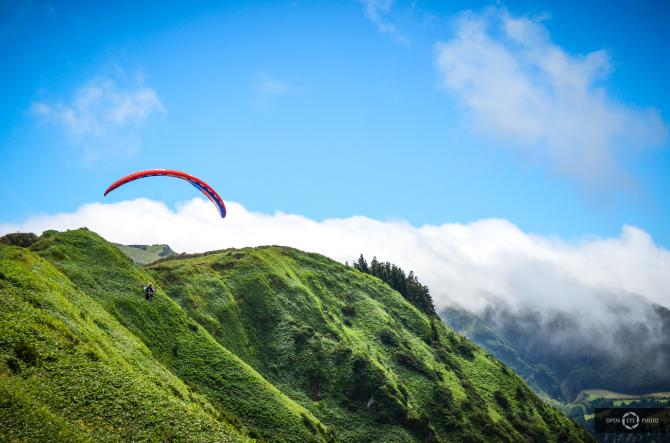 Fliegen am blühenden Kraterrand im August 2016.

Danke an www.openeyephoto.de für das Foto.