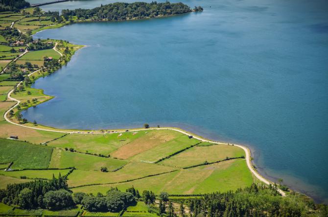 Der großzügige Landeplatz am See.
Infos unter www.freiflieger.eu/Portugal-Azoren.141.0.html