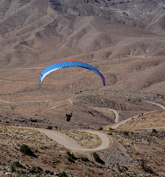 Soaren über der Zufahrtsstrasse