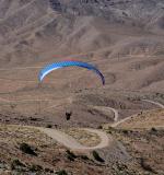 Paragliding Fluggebiet Nordamerika » USA » Nevada,Goodsprings (aka 'lower Potosi'),Soaren über der Zufahrtsstrasse