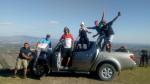 Paragliding Fluggebiet Südamerika » Brasilien,RJ - Monte Sinai Chatuba,Startrampe Monte Sinai. Piloten und Heitor der Fahrer welcher die Piloten mit seinen Allradfahrzeug hochbringt.