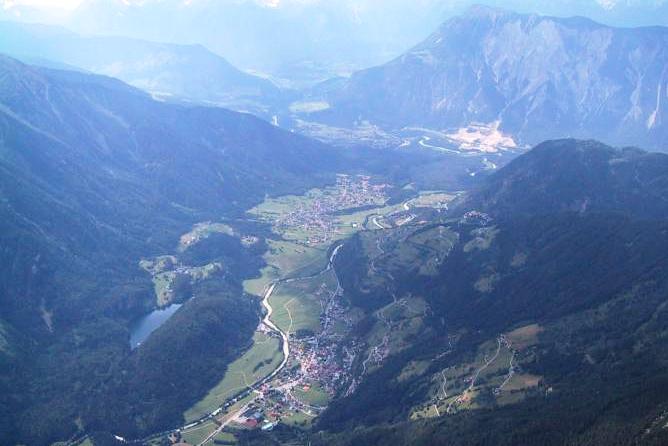 Foto Gerhard Schweitzer 03.10.2006 
Blick in nördlicher Richtung ins Ötztal über Ötz bis zum quer verlaufenden Inntal.
Im unteren rechten Bildeck befindet sich der Startplatz "Alte Mittelstation" (am weitesten unten und rechts liegende eckige Wiese)
