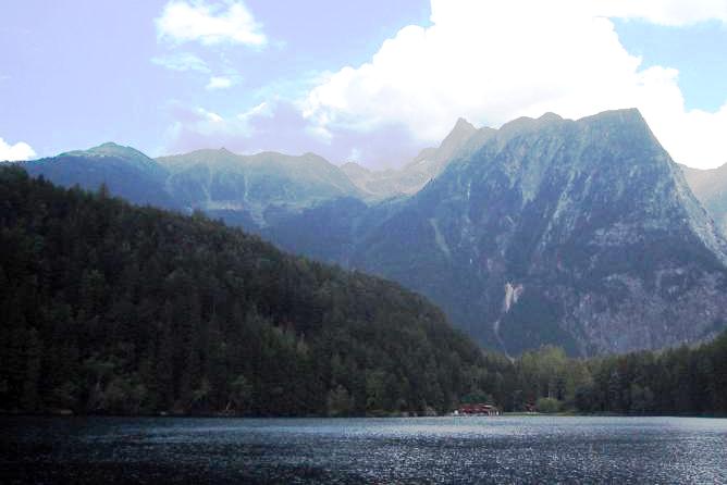 Foto Gerhard Schweitzer 03.10.2006
Blick auf das Fluggebiet - Hochötz mit Acherkogel vom Piburger See aus gesehen. Wer kaltes Wasser mag, hier kann auch gebadet werden.