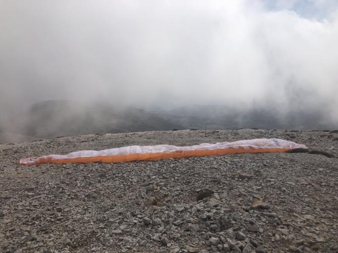 ready for take-off. Bloss noch warten, bis die Nebelschwaden einen Durchblick ermöglichen nach Anopoli runter...