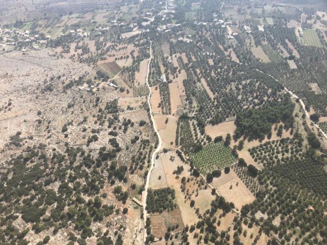 Anopoli im Anflug. Auf dem braunroten Feld in Bildmitte, rechts der Strasse, bin ich jeweils gelandet...