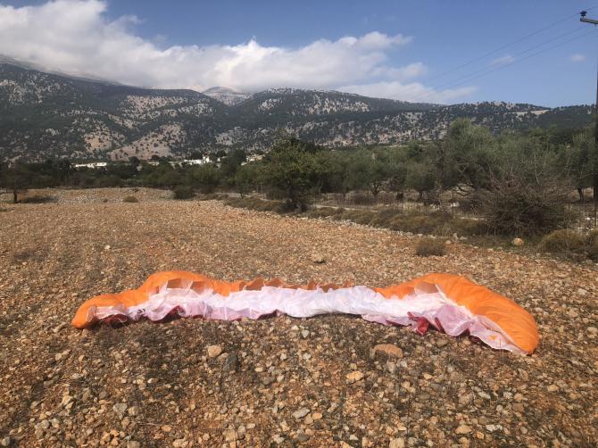 Blick zurück von der schottrigen Landewiese hoch zum Dochí, wo ich 1400 Höhenmeter weiter oben gestartet bin...