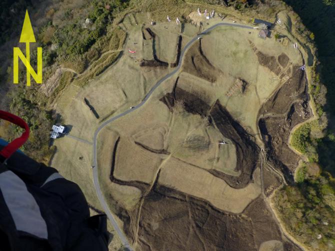 über dem SP;
der Parkplatz wird durch das  Gurtzeug verdeckt