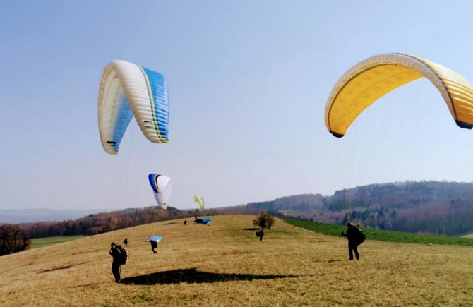 Blick vom westlichen Hügel zum hinteren östlichen Hügel des Übungshanggebietes