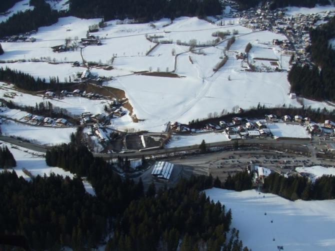 Der Landeplatz hinter der Strasse.