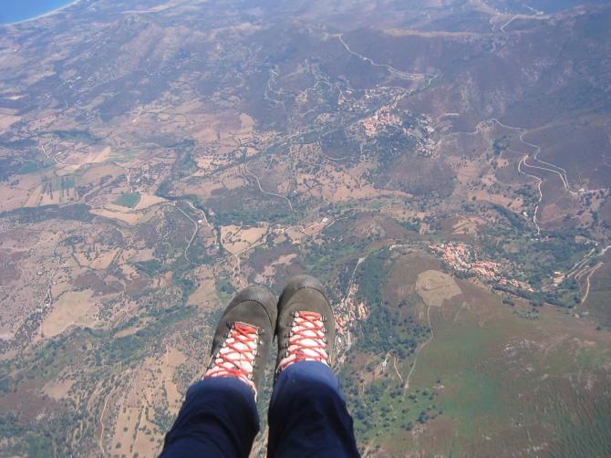 Das dreieckige Feld vor meiner vor meinem linken Schuh ist der Landeplatz Belgodere Bahnhof (Strecke Bastia-Calvi 2-3 mal tägl.)