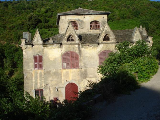 Der Weg nach oben führt an dieser Kapelle vorbei, super schön zum Wandern.