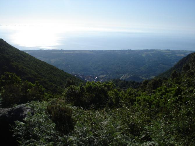 Blick vom Wanderweg Richtung Osten. Den Landeplatz sieht man nicht vom Startplatz, besser vorher anschauen. Liegt aber eh an der Straße.