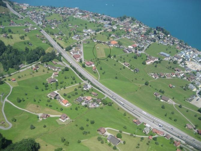 Landeplatz Altes Schützenhaus; auf der Wiese links daneben steht ein Hubschrauber, der zu Sightseeing Flüben startet und landet.