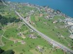 Paragliding Fluggebiet Europa » Schweiz » Nidwalden,Klewenalp,Landeplatz Altes Schützenhaus; auf der Wiese links daneben steht ein Hubschrauber, der zu Sightseeing Flüben startet und landet.