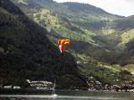 Paragliding Fluggebiet Europa » Schweiz » Nidwalden,Klewenalp,Impressionen Akro-SM 2009 in Beckenried (29.08.09) - wenn´s mal mit dem Manöver nicht so klappt, es gibt ja noch den Notschirm...