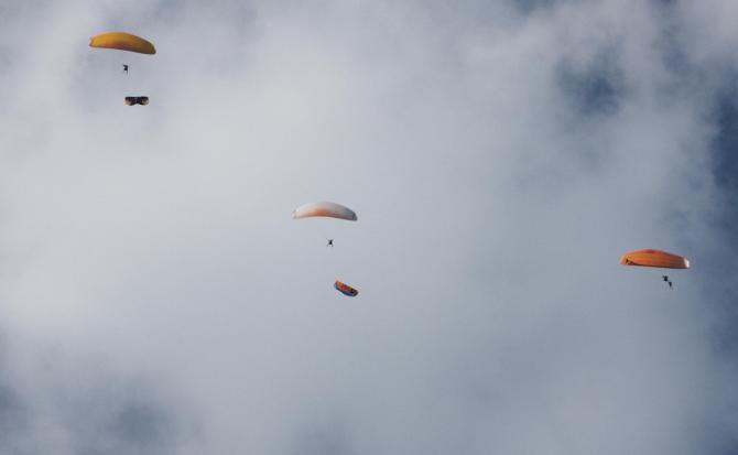 Impressionen Akro-SM 2009 in Beckenried (29.08.09) - 3x synchroner Absprung mit Speedgleiter von Tandemschirmen