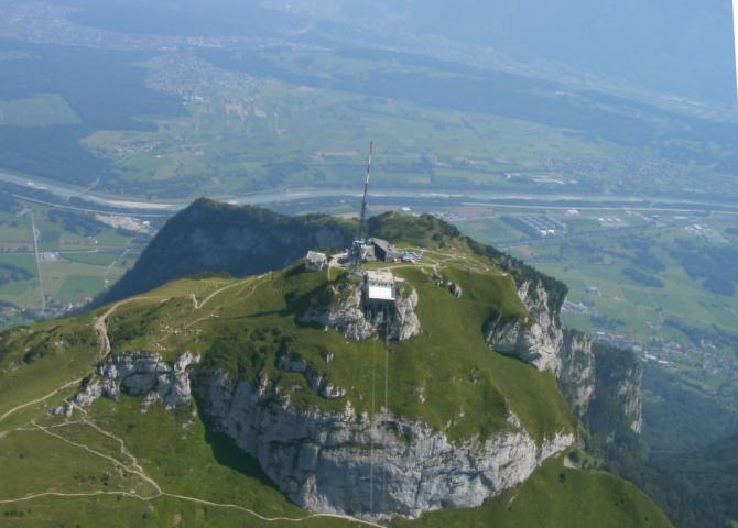 Der Hohe Kasten:
Lieber Überfliegen statt laufen !!
Startplatz im Bild ganz links unten.
