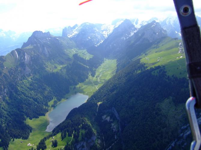 Sämtisersee von der Ebenalp gesehen hinter der Alp Sigel