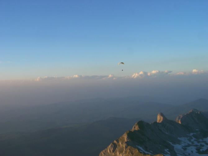 Abendlicher Rückflug vom Säntis-
unter uns die Nasenlöcher
Landezeit 21.45 UHR !!
( am Schweizer Nationalfeiertag 01.August )