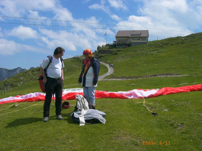 Ebenalp Tandemstart-
Im Hintergrund a guats Wirtshaus
( mit Matrla falls die Nacht kommt !! )